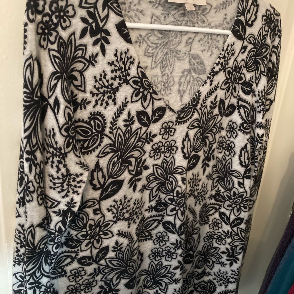 Ann Taylor Loft black & white floral v-neck pullover sweater, size S
